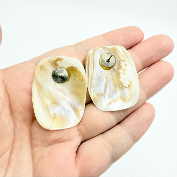 Gorgeous Vintage Mother Of Pearl MOP Hand Carved Earrings - Picture 3 of 7